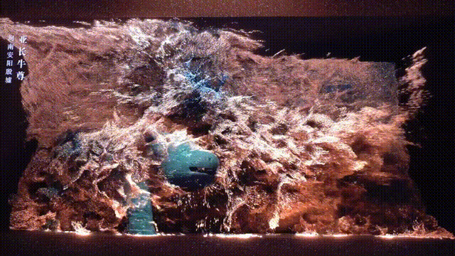 動(dòng)圖：殷墟博物館裸眼3D大屏展示的亞長牛尊（央廣網(wǎng)發(fā) 趙夢(mèng)陽制作）