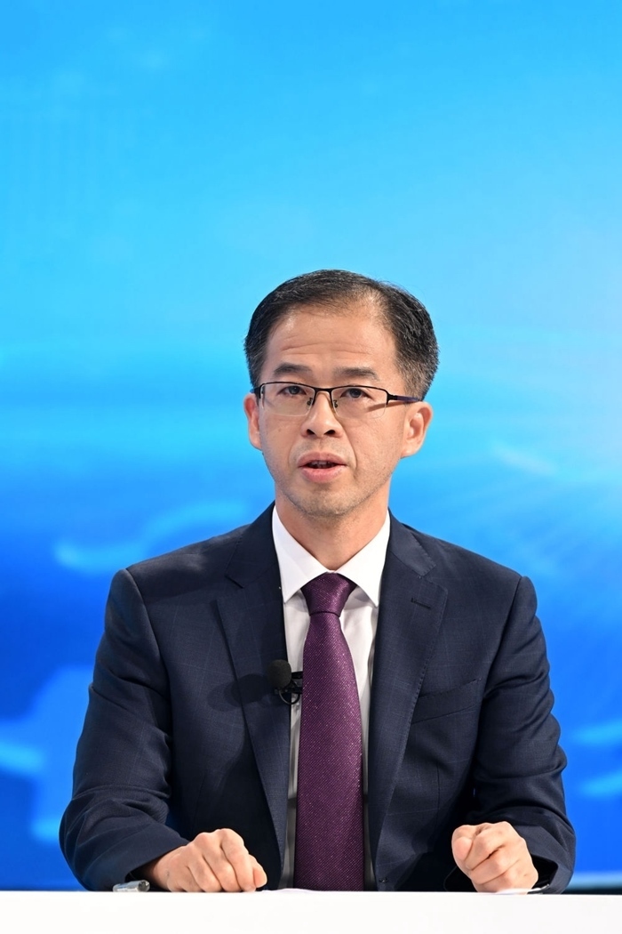 商務(wù)部政研室副主任丁維順在“中國經(jīng)濟圓桌會”錄制現(xiàn)場交流發(fā)言。新華社記者 金良快 攝