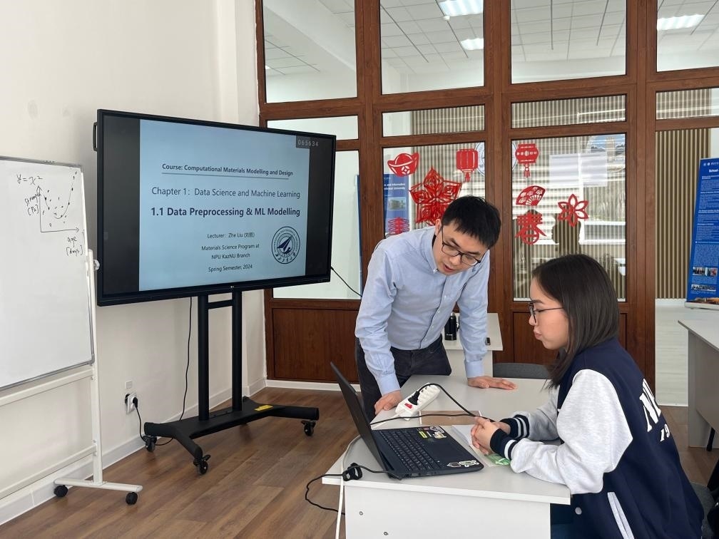 2024年4月，西北工業(yè)大學(xué)材料學(xué)院劉哲教授在西北工業(yè)大學(xué)哈薩克斯坦分校授課。（西北工業(yè)大學(xué)供圖）