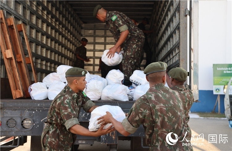 里約加利昂空軍基地，軍人在將捐贈(zèng)物資裝車。人民網(wǎng)記者 時(shí)元皓攝