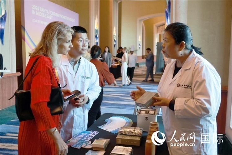 三亞市中醫(yī)院代表向來賓介紹中醫(yī)。人民網(wǎng)記者管克江攝