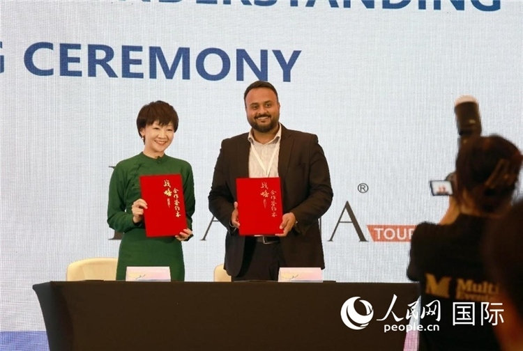 三亞與迪拜當(dāng)?shù)芈眯猩绾炇鸷献鲄f(xié)議。人民網(wǎng)記者管克江攝