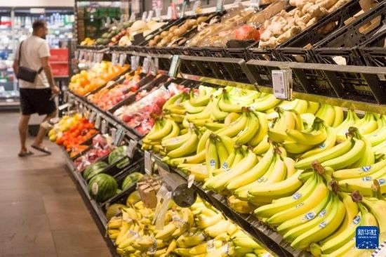 5月24日，顧客在德國(guó)柏林一家超市購(gòu)物。新華社記者 任鵬飛 攝