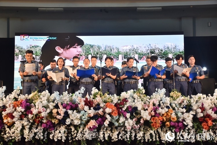 邦板牙省警察局學(xué)員在結(jié)業(yè)典禮上表演合唱。人民網(wǎng)記者 樊帆攝