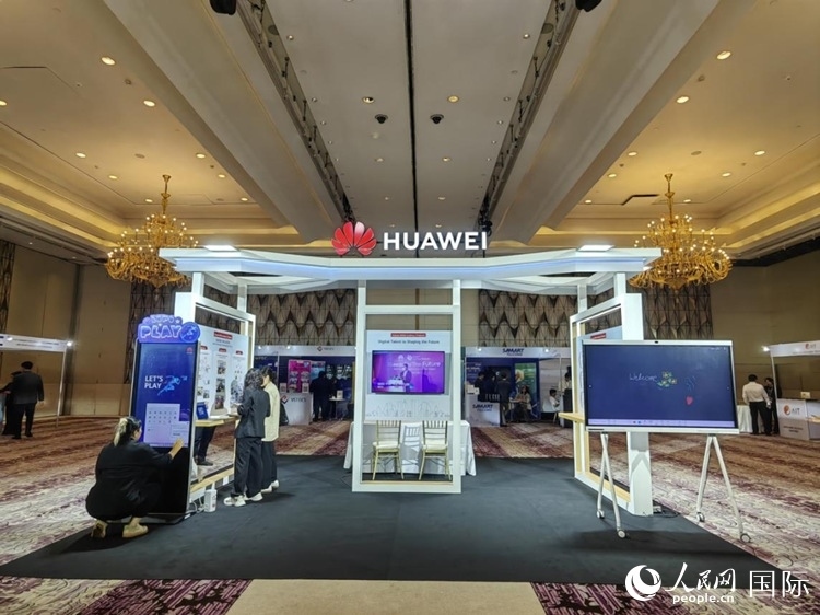 峰會(huì)現(xiàn)場(chǎng)，由泰國(guó)政府、中泰高校和客戶伙伴搭建的人才雙選會(huì)和伙伴展臺(tái)開(kāi)放。人民網(wǎng)記者 楊一攝