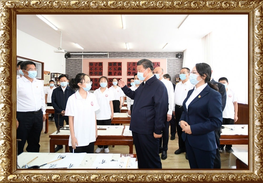 2021年9月13日至14日，習(xí)近平總書記在陜西省榆林市考察。14日上午，習(xí)近平在綏德實(shí)驗(yàn)中學(xué)考察時(shí)，同正在練習(xí)書法的學(xué)生親切交流。