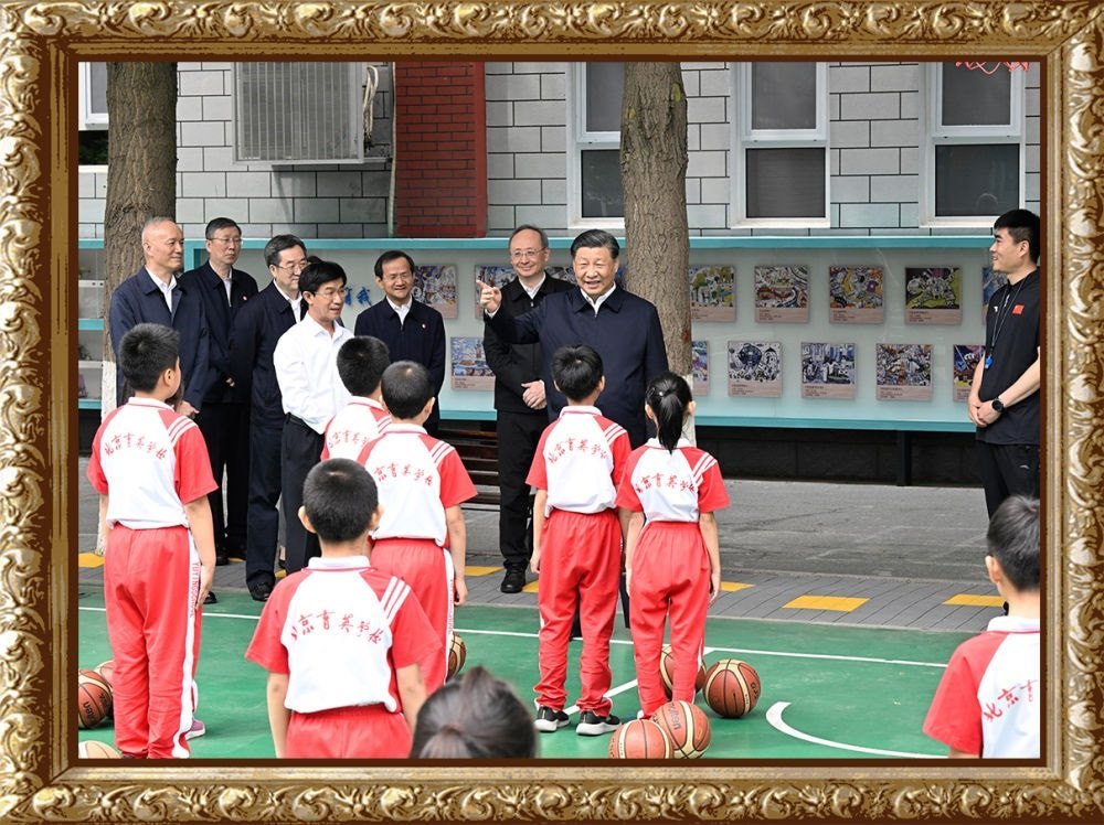 2023年5月31日上午，習(xí)近平總書記來到北京育英學(xué)?？赐繂枎熒?，在籃球場(chǎng)同正在上體育課的小學(xué)生們親切交流。習(xí)近平親切地說：“現(xiàn)在生活條件好了，孩子們不是要吃得胖胖的，而是要長(zhǎng)得壯壯的、練得棒棒的?！? width=