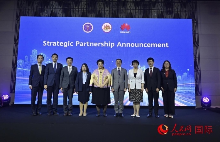 數(shù)字人才峰會(huì)現(xiàn)場(chǎng)。左五為泰國(guó)高等教育、科學(xué)、研究和創(chuàng)新部長(zhǎng)素巴瑪·伊沙拉帕迪，右三中國(guó)駐泰國(guó)大使館教育參贊許蘭，右四為華為泰國(guó)技術(shù)有限公司總經(jīng)理李雄偉。人民網(wǎng)記者 簡(jiǎn)承淵攝