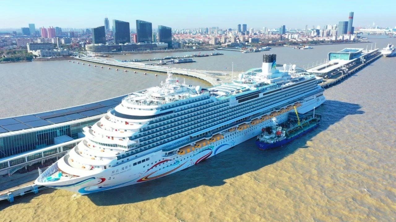 △2024年1月1日，國產(chǎn)首艘大型郵輪“愛達·魔都號”從上海吳淞口國際郵輪港開啟商業(yè)首航。