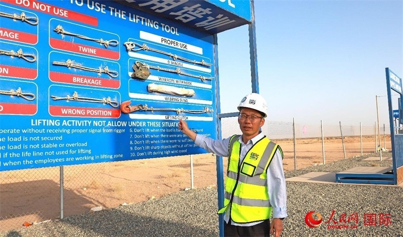 中國(guó)能建國(guó)際工程公司副總經(jīng)理兼阿爾舒巴赫電站項(xiàng)目經(jīng)理熊高峽展示安全培訓(xùn)中心設(shè)施。人民網(wǎng)記者 管克江攝