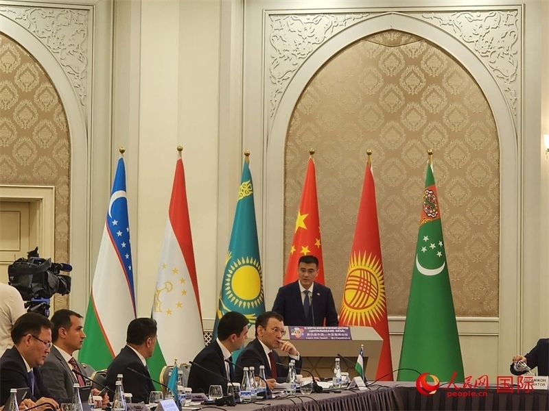 中國駐烏茲別克斯坦大使于駿致辭。人民網(wǎng)記者 李強攝