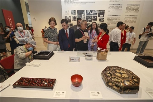 2023年5月28日，北京，推光漆器匠人為駐華使節(jié)展示技藝。