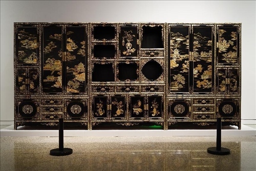 2023年7月9日，北京，中國工藝美術(shù)館·中國非物質(zhì)文化遺產(chǎn)館，“山西特色專業(yè)鎮(zhèn)·平遙非遺雙寶中華行”展覽展出的推光漆器作品。