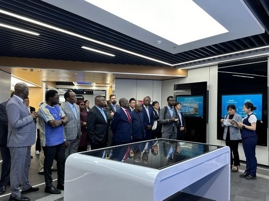 使節(jié)團(tuán)考察云上貴州大數(shù)據(jù)集團(tuán)展示中心。新華社記者 袁睿 攝