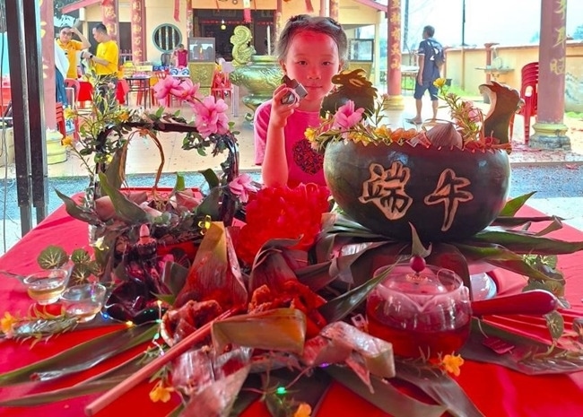 小朋友展示學裹粽子的成品照。組委會供圖