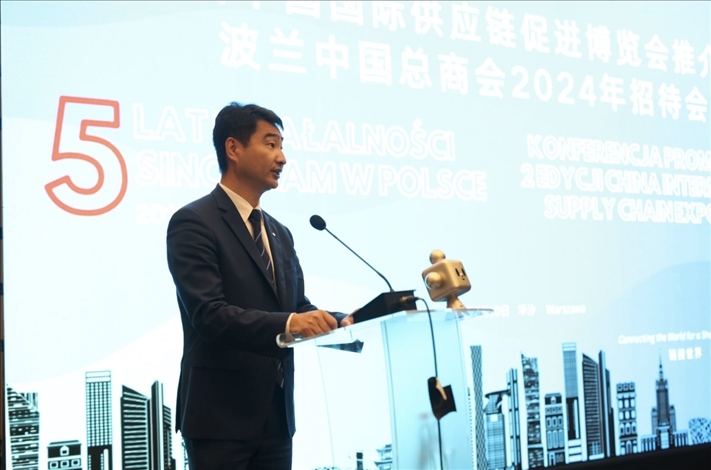 波蘭中國總商會會長胡新元致辭。