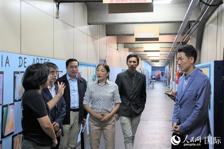 中國駐里約總領(lǐng)館商務(wù)參贊敬艷輝（右一）等嘉賓在里約孔院中方院長孫艷萍（左一）帶領(lǐng)下，參觀薩繆爾·韋納公立學(xué)校的中文教室，了解該校中文教學(xué)軟硬件設(shè)施。人民網(wǎng)記者 時元皓攝