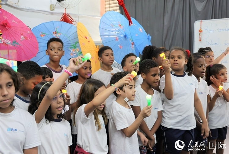 端午節(jié)活動在里約薩繆爾·韋納公立學(xué)校舉辦，該校師生合唱中文歌曲。 人民網(wǎng)記者 時元皓攝