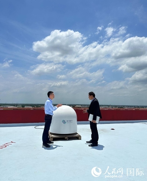 中泰兩國技術(shù)人員交流低軌寬帶衛(wèi)星互聯(lián)網(wǎng)運行情況。人民網(wǎng)記者 簡承淵攝