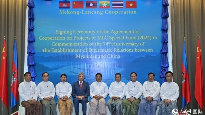 中國(guó)駐緬甸大使陳海（左四）與緬方執(zhí)行部委部長(zhǎng)合影。人民網(wǎng)記者 謝佳君攝