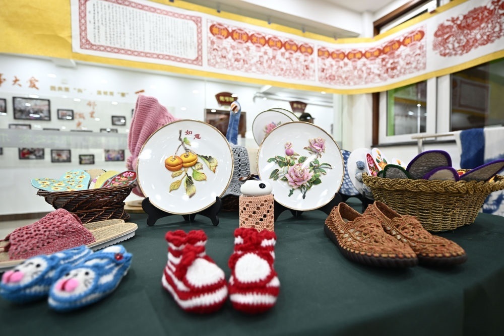 長城花園社區(qū)居民制作的手工藝品（6月19日攝）。