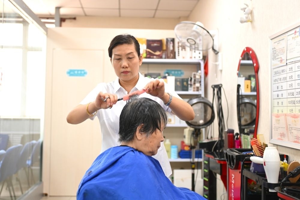 6月20日，長城花園社區(qū)的志愿者為居民理發(fā)。