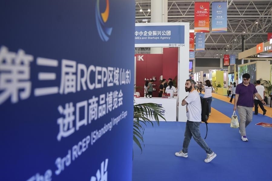 2023年8月18日，人們在第三屆RCEP區(qū)域（山東）進口商品博覽會上參觀。新華社發(fā)（許傳寶 攝）
