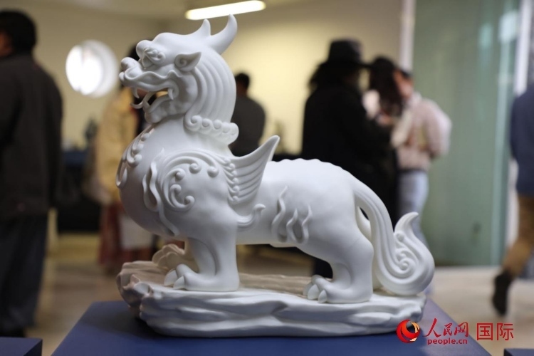 展覽現場的德化白瓷。人民網 埃內斯托·多明戈斯攝