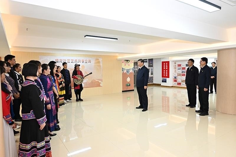 2023年12月14日，習(xí)近平總書記在廣西南寧市良慶區(qū)蟠龍社區(qū)黨群服務(wù)中心文體活動室同社區(qū)居民親切交流。