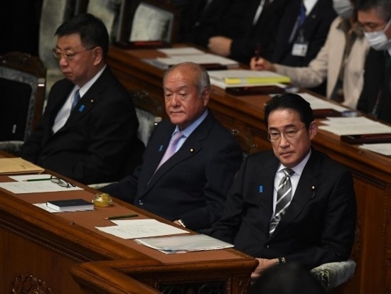 ??2023年12月13日，日本首相岸田文雄（右）參加國會閉會式。新華社記者馮武勇攝