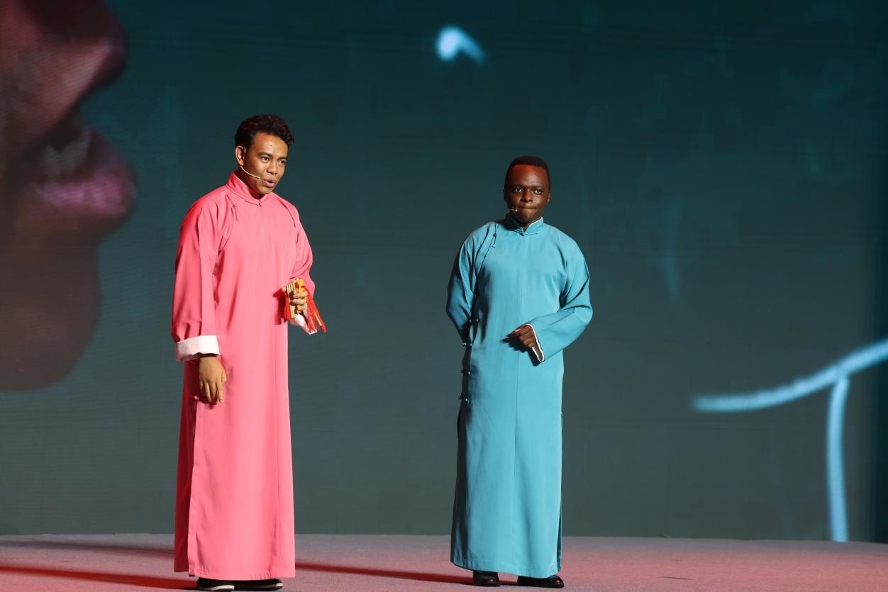 來(lái)自馬達(dá)加斯加的北京外國(guó)語(yǔ)大學(xué)教師唐磊（左）和來(lái)自肯尼亞的天津師范大學(xué)博士生孔愛(ài)凱（右）說(shuō)唱大運(yùn)河。