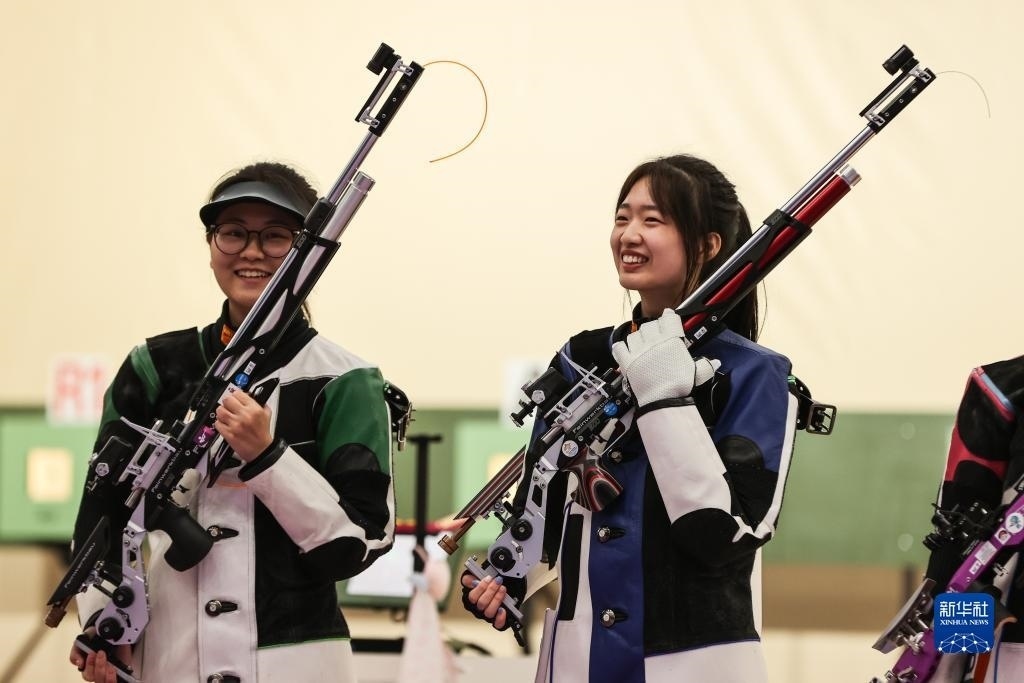 2023年9月24日，在杭州亞運會射擊項目女子10米氣步槍個人決賽中，中國選手黃雨婷以252.7環(huán)的成績獲得冠軍，韓佳予獲得亞軍，印度選手拉米塔獲得季軍。圖為黃雨婷（右）、韓佳予在比賽后。新華社記者 單宇琦 攝