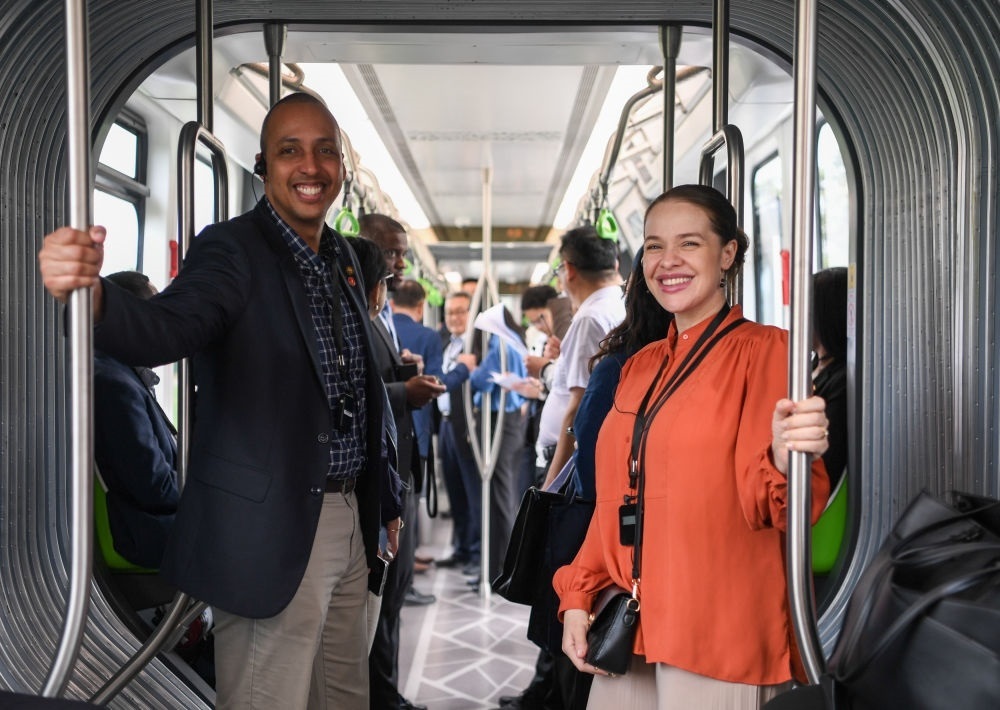 2024年4月22日，拉美和加勒比國家駐華使節(jié)、機構代表和記者應外交部邀請，在襄陽騰龍汽車有限公司參訪。新華社記者 杜子璇 攝