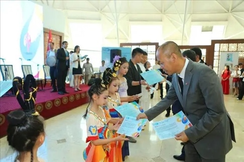 △當(dāng)?shù)貢r(shí)間6月27日，2024“未來世界”國際青少年藝術(shù)展演在塔吉克斯坦國家博物館開幕。