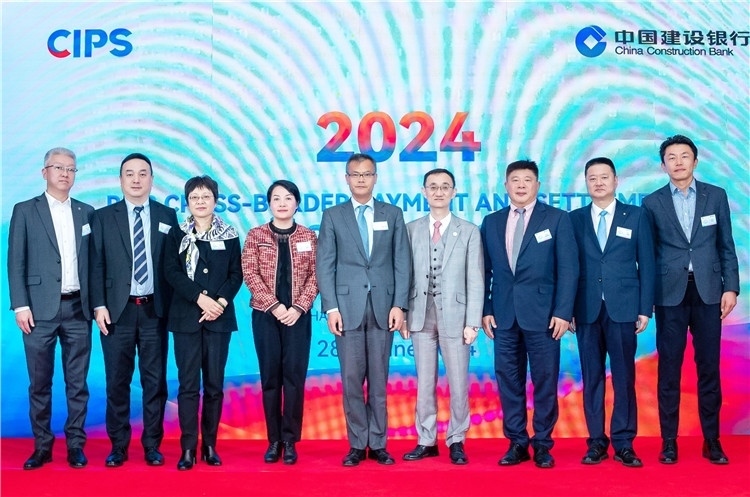 鄭冰開公使與CIPS公司、建行總行以及在南中資銀行合影、留念。（中國(guó)建設(shè)銀行約翰內(nèi)斯堡分行供圖）