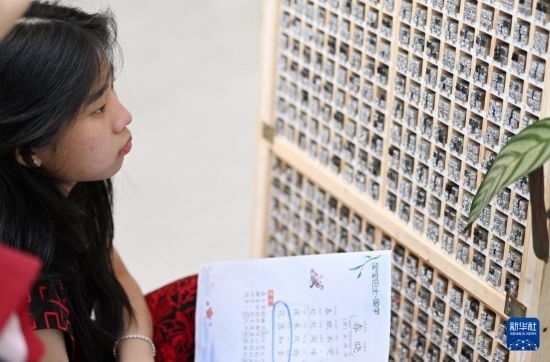 7月3日，外國學(xué)生在了解中國的活字印刷。新華社記者 李然 攝