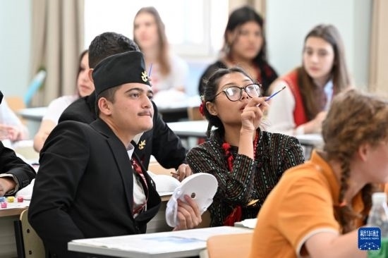 7月3日，外國學(xué)生在學(xué)習(xí)中國文化。新華社記者 李然 攝