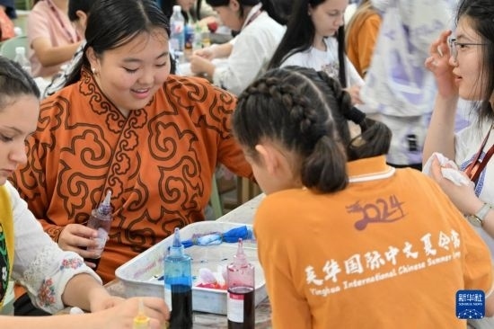 7月3日，外國學(xué)生在了解中國的染布技術(shù)。新華社記者 李然 攝
