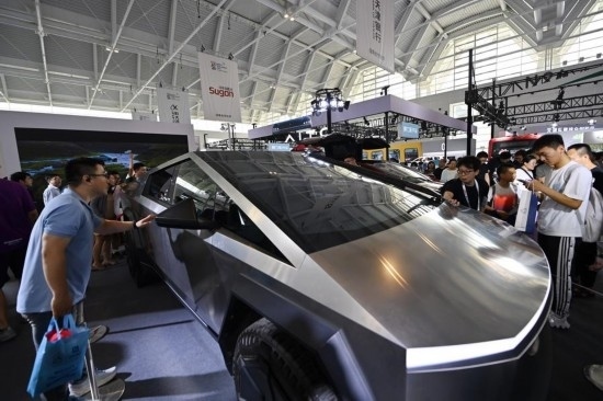 在天津舉行的2024世界智能產業(yè)博覽會上，觀眾在特斯拉展臺參觀（6月22日攝）。新華社記者 李然 攝