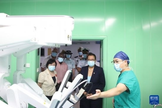 7月5日，塞舌爾衛(wèi)生部長維多在中國海軍“和平方舟”號醫(yī)院船上參觀。新華社發(fā)（劉志磊 攝）