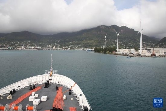 7月5日，中國海軍“和平方舟”號醫(yī)院船抵達塞舌爾維多利亞新港碼頭。新華社發(fā)（劉志磊 攝）