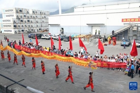 這是7月5日在塞舌爾維多利亞新港碼頭拍攝的歡迎儀式。新華社發(fā)（劉志磊 攝）
