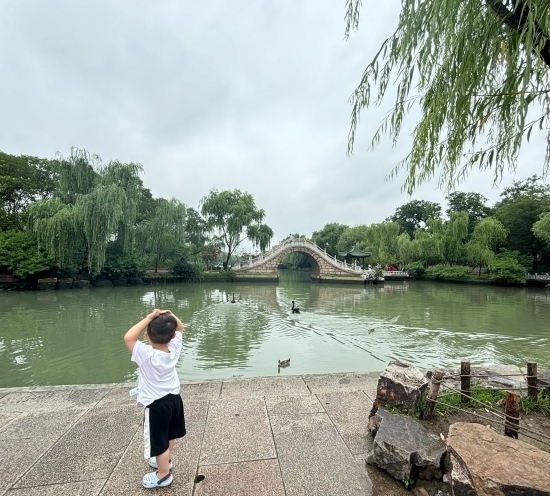 一位小朋友在二十四橋旁拍照。人民網(wǎng)記者 金慧慧攝