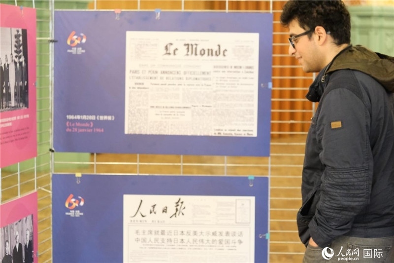 蒙達爾紀市民駐足“中法建交六十周年”圖片展。人民網(wǎng)記者 于超凡攝
