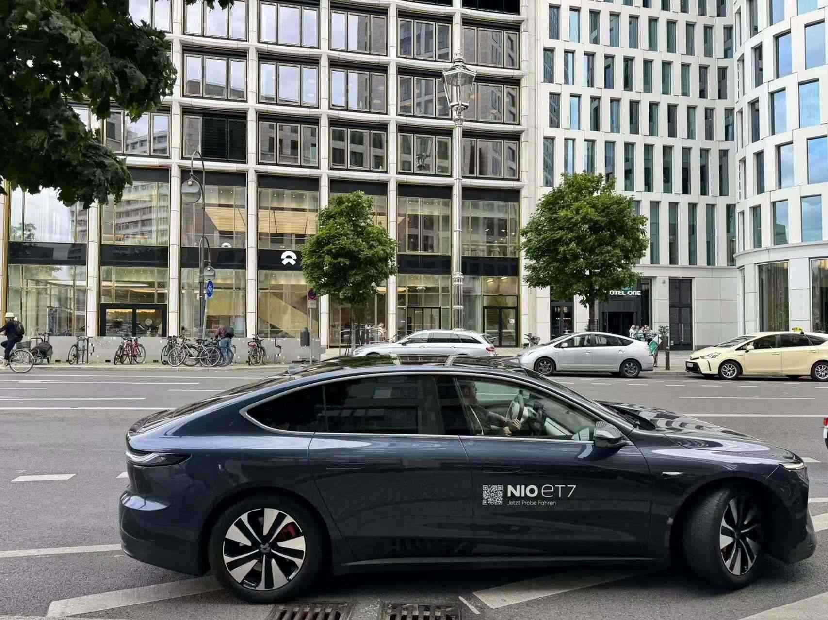 消費(fèi)者在蔚來柏林智能駕駛中心前試駕電動(dòng)汽車。 人民網(wǎng)記者 李強(qiáng)攝