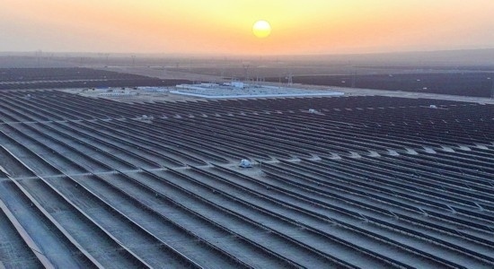 2023年11月13日拍攝的中國石油塔里木油田伽師縣60萬千瓦光伏發(fā)電項(xiàng)目（無人機(jī)照片）。新華社發(fā)（陳士兵攝）