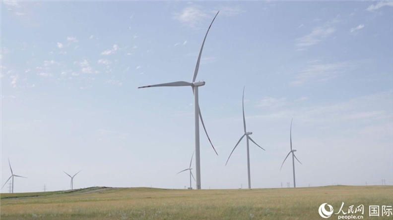 阿克莫拉州風(fēng)電項(xiàng)目群風(fēng)機(jī)。 人民網(wǎng)記者 葛泰佚攝