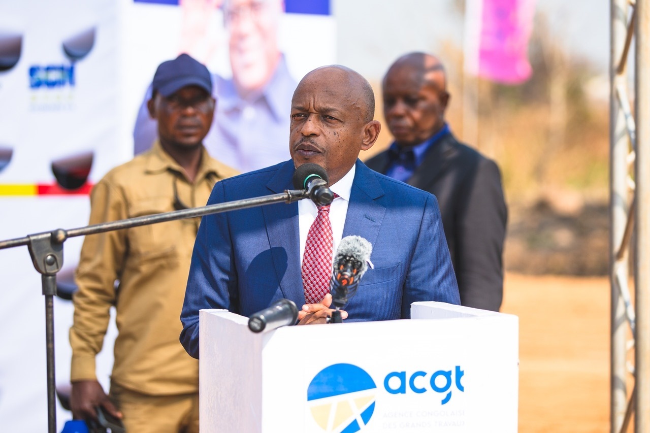 剛果（金）國務部長兼基礎設施和公共工程部長穆武尼在開工儀式上致辭。中鐵資源集團供圖