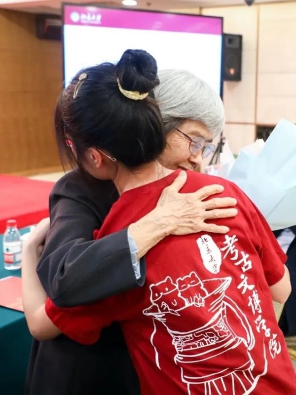 2023年，在校友向母校捐贈儀式上，鐘芳蓉與樊錦詩擁抱。校方供圖