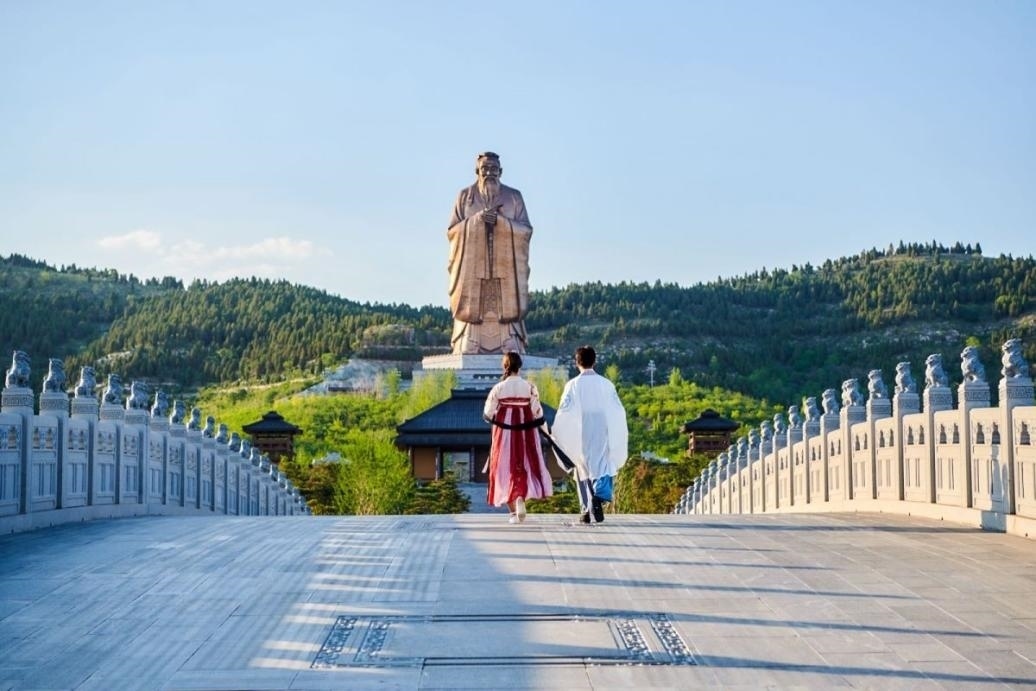 游客漫步尼山圣境領(lǐng)略古脈綿長。人民網(wǎng) 喬姝攝